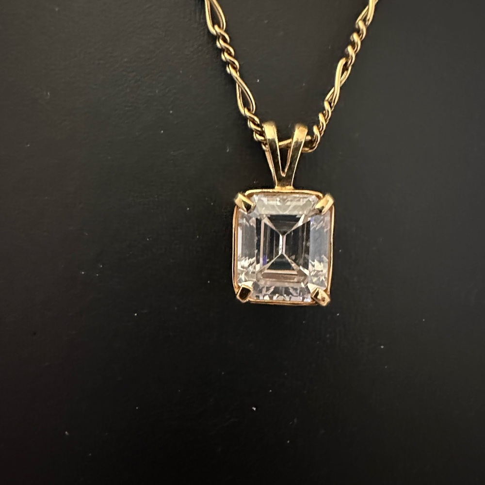 Gold tone pendant with emerald cut clear crystal on a gold tone figaro chain - Picture 2 of 4